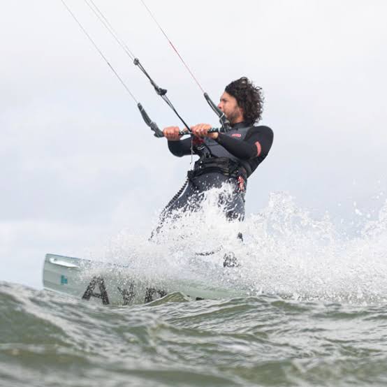 Craig Smith kitesurfing